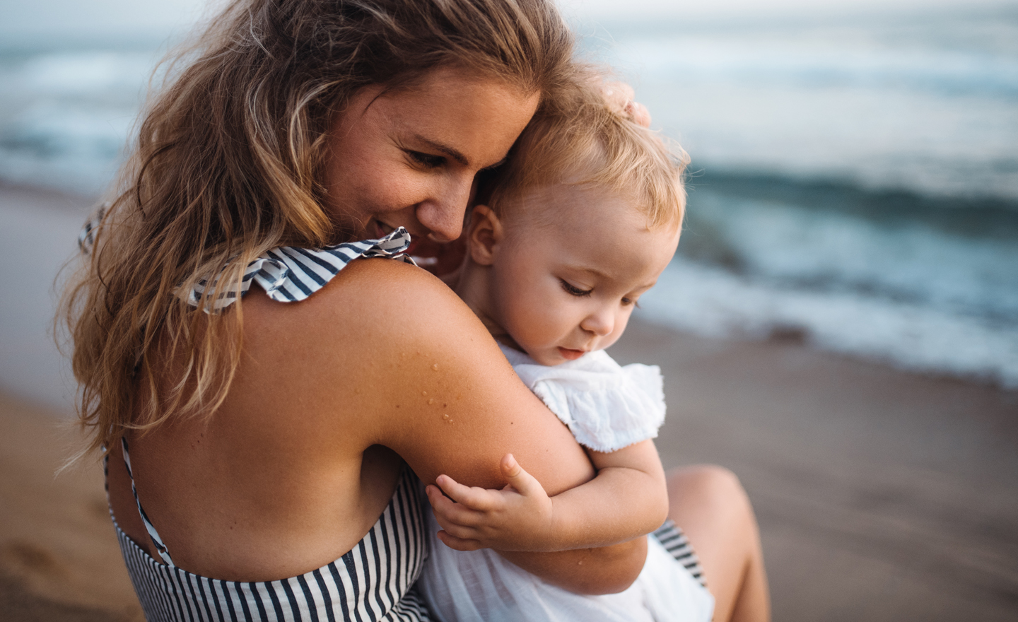 Emmener bébé à la plage : comment le protéger au mieux